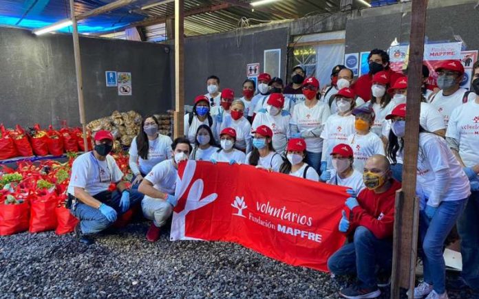 mapfre junto a 146 voluntarios armaron paquetes de alimentos en el dia global del voluntariado