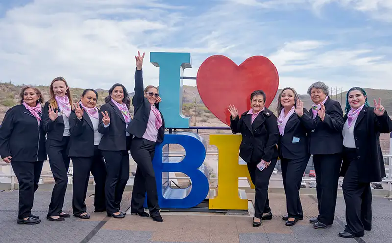 Directivos de Baja Ferries y representantes de Grupo RETO posan con los insumos donados a bordo del buque Cabo Star.