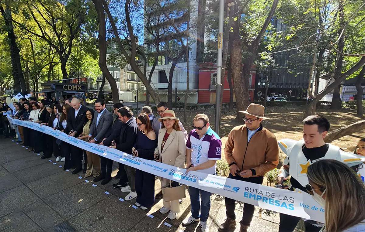 La exposición “Ruta de las Empresas” fue inaugurada oficialmente, desplegando una serie de esculturas en forma de mundo ("mundos") a lo largo del tramo que conecta el Ángel de la Independencia con la Glorieta del Ahuehuete.