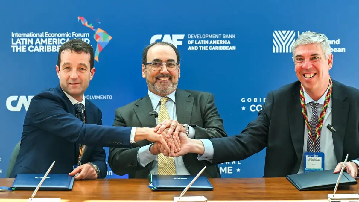 Firma de alianza Indra y CAF digitalización servicios públicos Latam