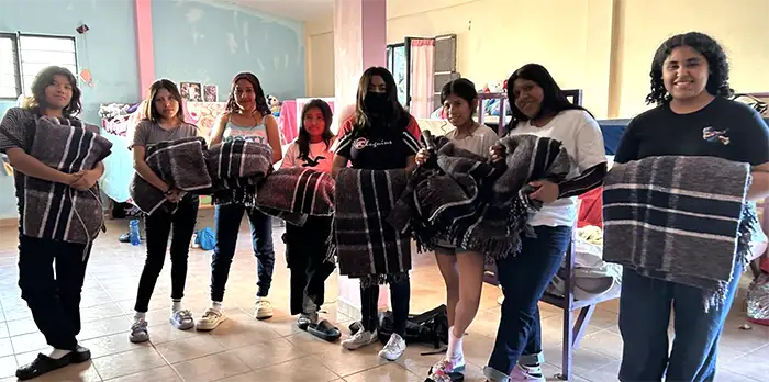 Jóvenes de NPH México recibiendo el donativos entregados por colaboradores de Fundación ARA