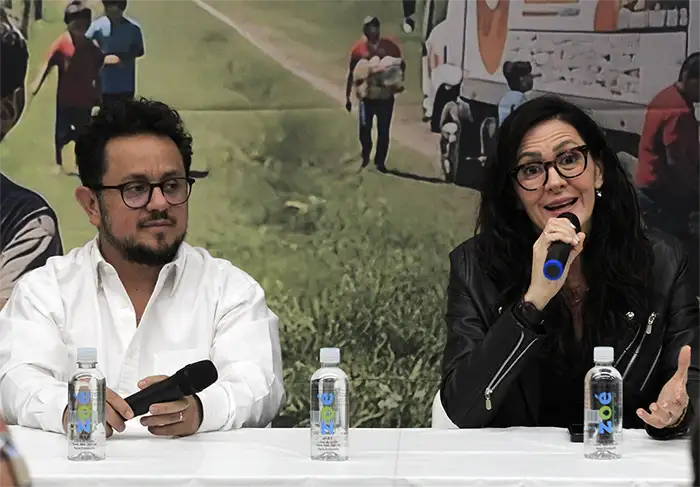 Voluntarios Red BAMX alianza Zoe Water contra el hambre