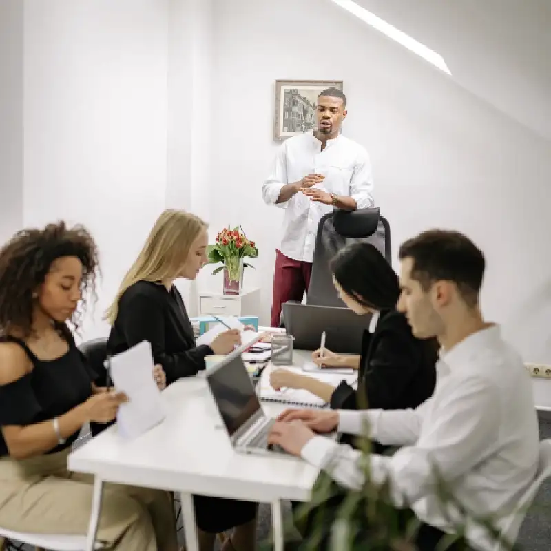 Jóvenes trabajando en proyectos de emprendimiento social