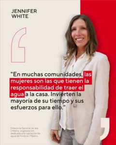 Mujeres expertas analizando la seguridad hídrica