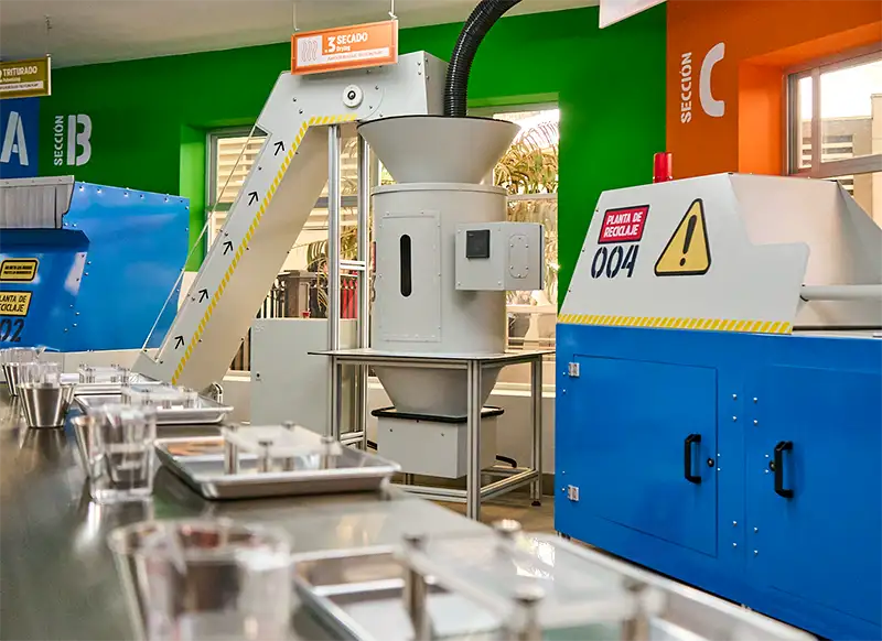 Niños aprendiendo reciclaje de PET en KidZania