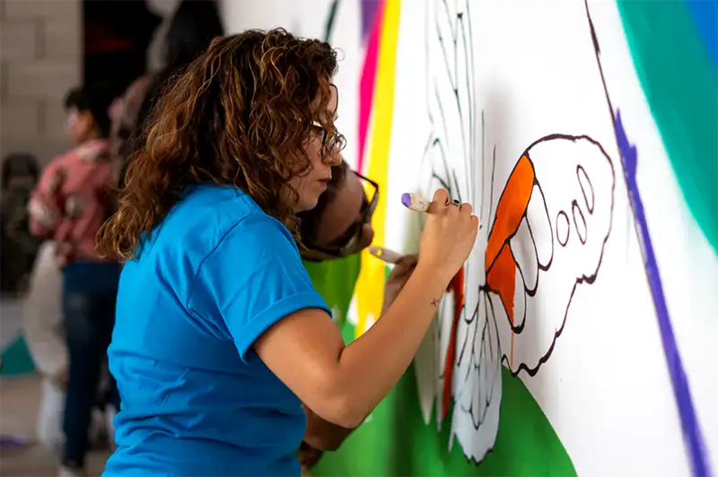 Voluntarios de Volkswagen interactuando con niños en Guanajuato