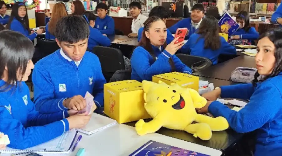 estudiante colaborando con artesano local emprendimiento