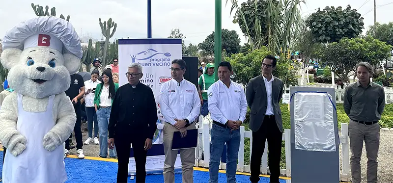 Estudiantes locales juramentan como protectores de la flora nativa durante la apertura del recinto ecológico.