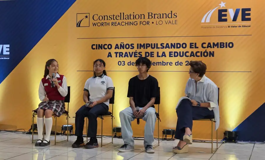 Estudiantes beneficiados por becas educativas