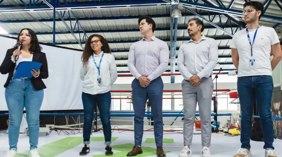 Jóvenes mexicanos en taller de emprendimiento