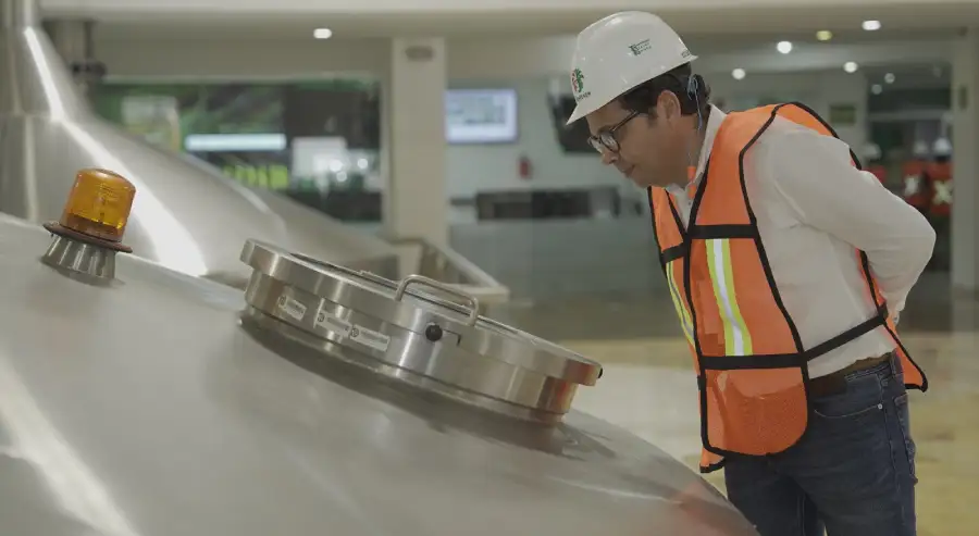 Operario usando tecnología para seguridad laboral en planta