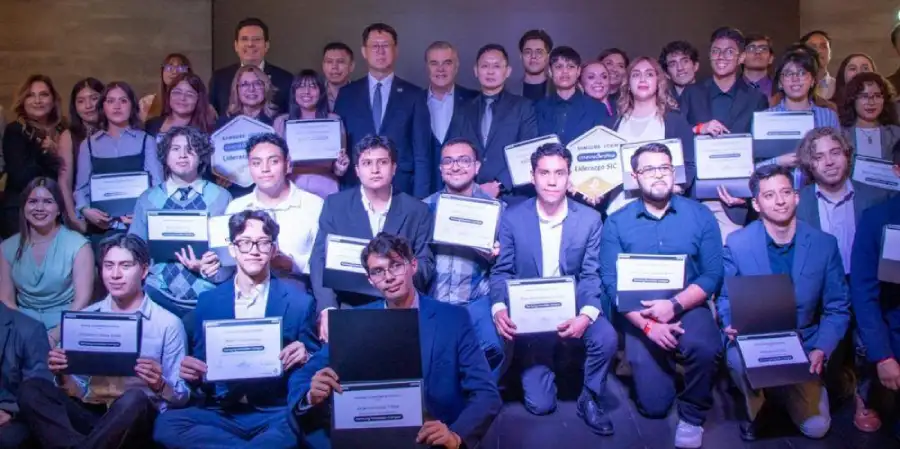 Estudiantes en graduación de Samsung y CENEVAL