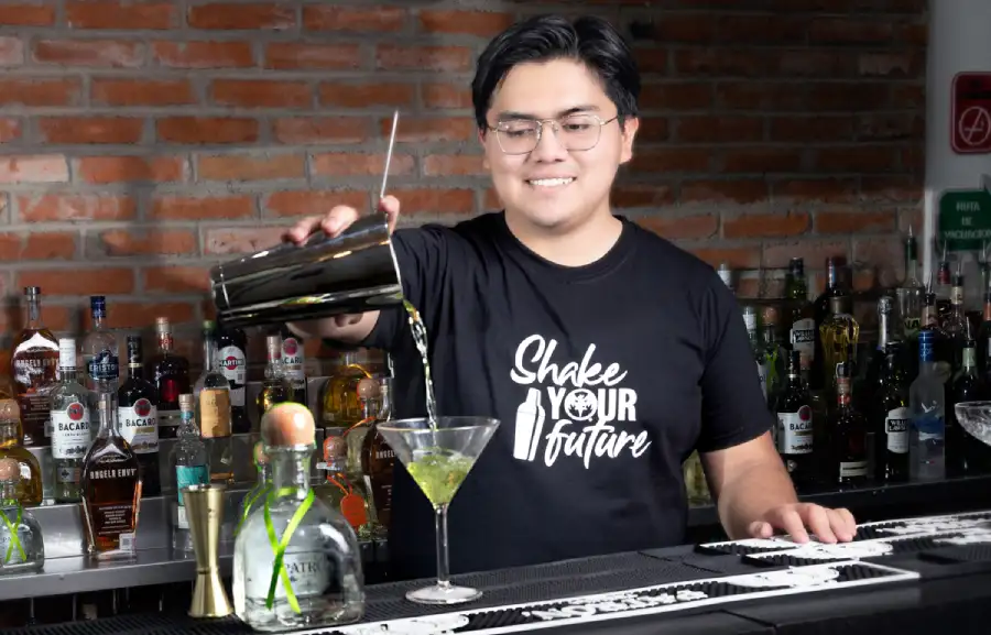 Jóvenes bartenders en capacitación Bacardi