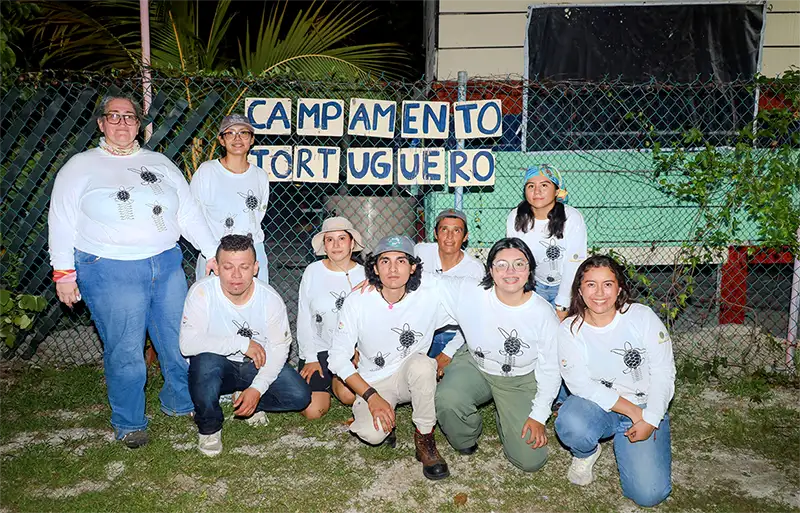 Colaboradores y personal del campamento tortuguero.