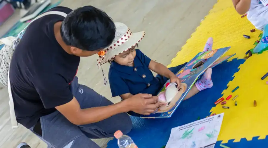 Niño jugando y aprendiendo con el apoyo de Un Kilo de Ayuda