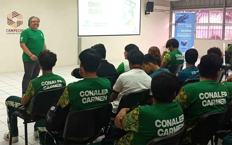 Colaboradores de Cotemar ofrecen educación ambiental a las juventudes del Conalep de Ciudad del Carmen, Campeche.