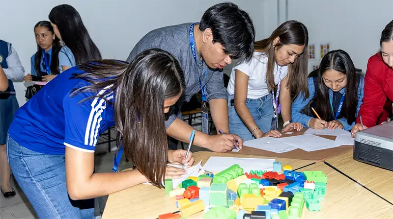 Docentes y alumnos normalistas en una jornada de capacitación en educación ambiental y sostenibilidad