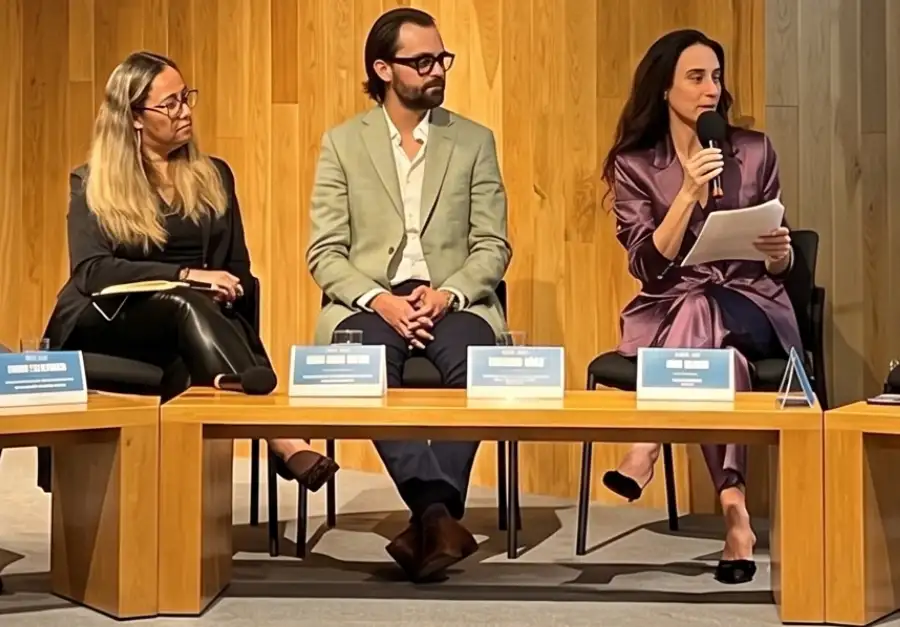 expertos debatiendo sobre inteligencia artificial educativa