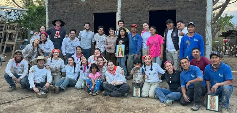Voluntarios de la Universidad Anáhuac aplican ecotecnologías para beneficiar a tres familias en Ejutla de Crespo, Oaxaca.