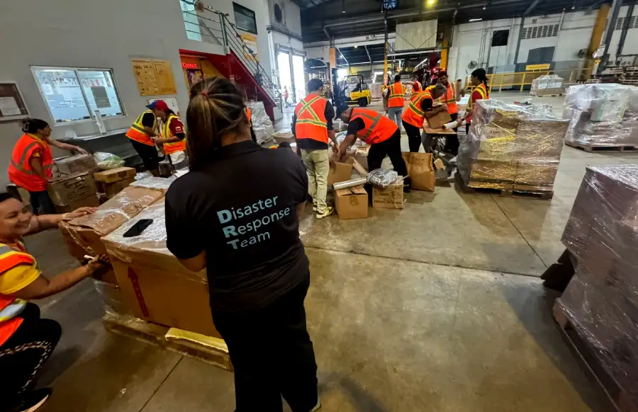 Avión transportando ayuda humanitaria para emergencias