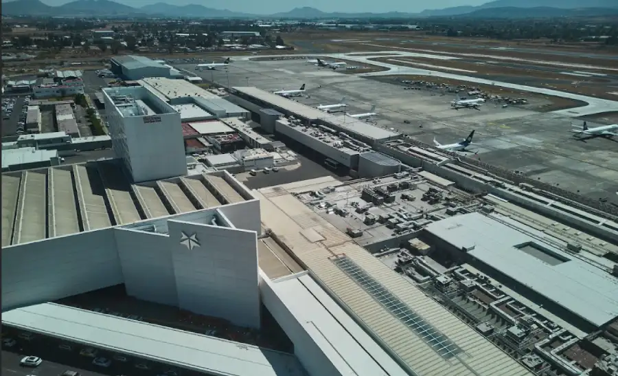 Paneles solares en aeropuerto moderno