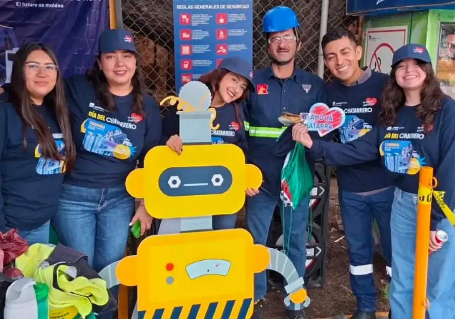 Trabajador clasificando metales para reciclaje sustentable