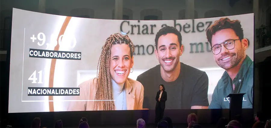 Ersi Pirishi presentando el valor económico, social y ambiental de L'Oréal Groupe.