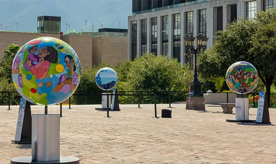 Ruta de las Empresas en Monterrey: esferas de arte sobre responsabilidad social en la Macroplaza